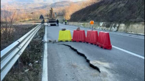 video/-pas-denoncimit-ne-“news24”-per-shembjen-e-trasese,-nis-puna-per-riparimin-e-segmentit-qe-lidh-matin-me-rrugen-e-arbrit