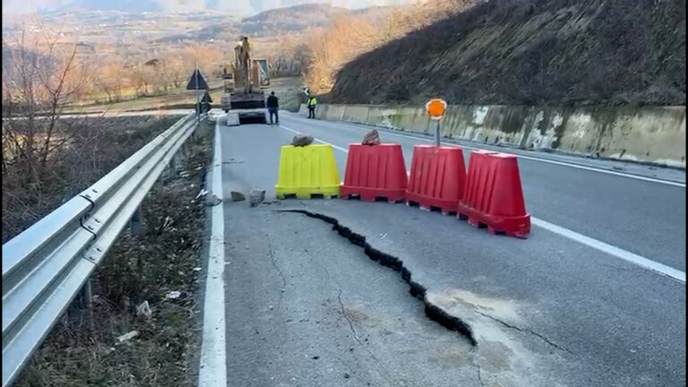 video/-pas-denoncimit-ne-“news24”-per-shembjen-e-trasese,-nis-puna-per-riparimin-e-segmentit-qe-lidh-matin-me-rrugen-e-arbrit