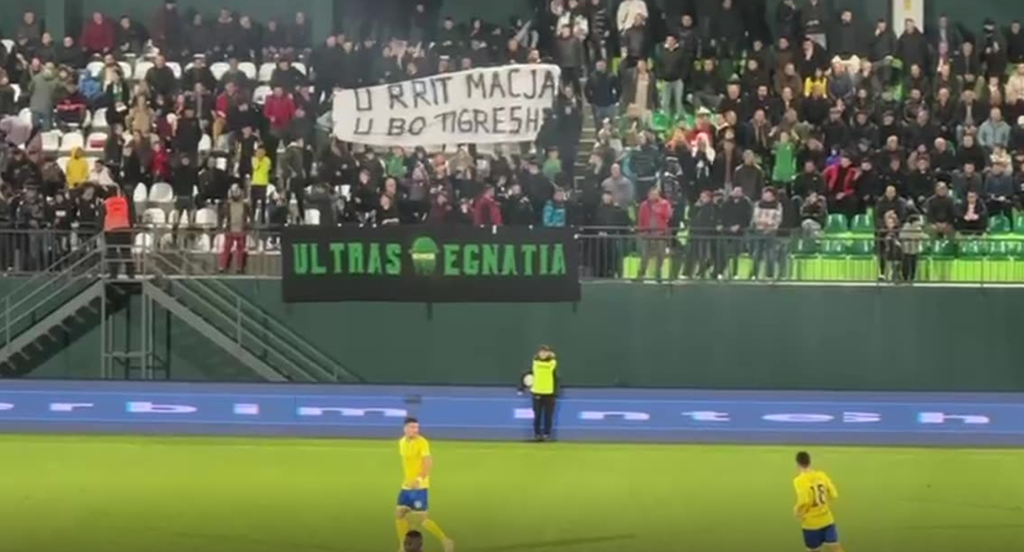 video/-tension-ne-tribuna,-egnatia-elbasani-nis-me-vonese,-“thumbime”-ne-koreografi