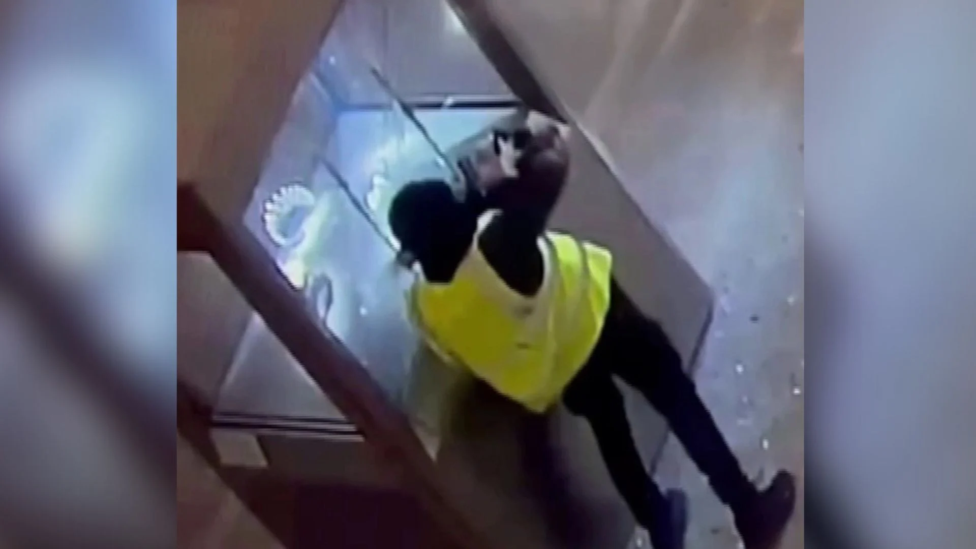 video/-grabitja-spektakolare-ne-muzeun-e-luvrit,-publikohen-pamjet-e-vjedhjes-se-bizhuterive-te-cmuara