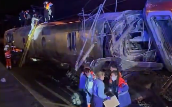 aksident-i-frikshem-ne-spanje!-perplasen-dy-trena-me-shpejtesi-te-larte,-disa-viktima