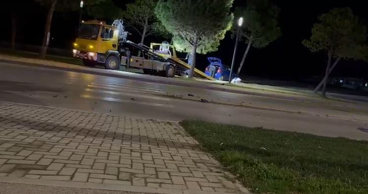 aksident-ne-lungomare,-dy-automjete-perplasen-e-dalin-nga-rruga,-nje-i-plagosur