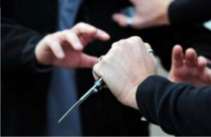 e-pazakonte-ne-sarande!-cifti-i-moshuar-plagos-me-thike-te-miturit.-djali-i-tyre…