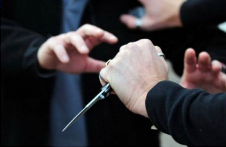 e-pazakonte-ne-sarande!-cifti-i-moshuar-plagos-me-thike-te-miturit.-djali-i-tyre…