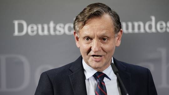 “europa-nuk-mund-te-mbeshtetet-vetem-te-shba-te”,-afd-ben-thirrje-qe-gjermania-te-marre-arme-berthamore