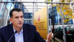 “dua-kohe-te-njihem-me-aktet-dhe-leje-ta-takoj-ne-qeli”,-gjykata-rrezon-kerkesen-e-avokates-se-veliajt,-shtyhet-gjyqi