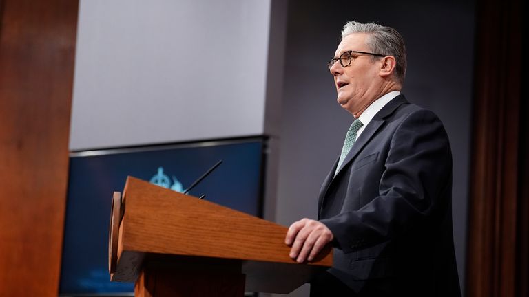 “vendimi-per-te-ardhmen-e-groenlandes-i-perket-popullit”,-starmer:-lufta-e-tarifave-tregtare-nuk-i-sherben-askujt