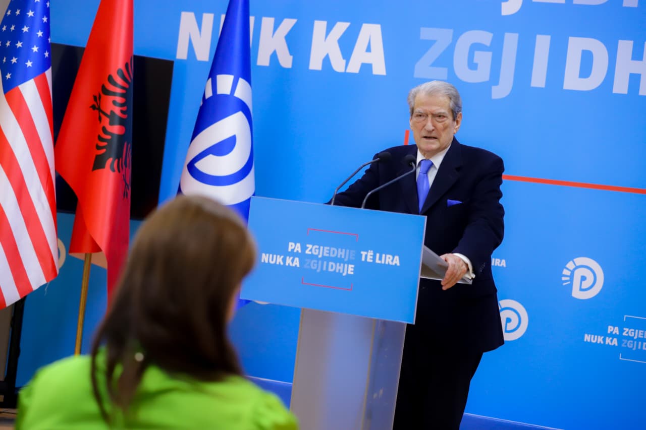 berisha:-smart-city-kompleton-survejimin-me-te-paligjshem-dhe-me-total-te-qytetareve-nga-edi-rama.-ky-eshte-nje-projekt-korruptiv-me-cmime-deri-30-here-me-te-larta