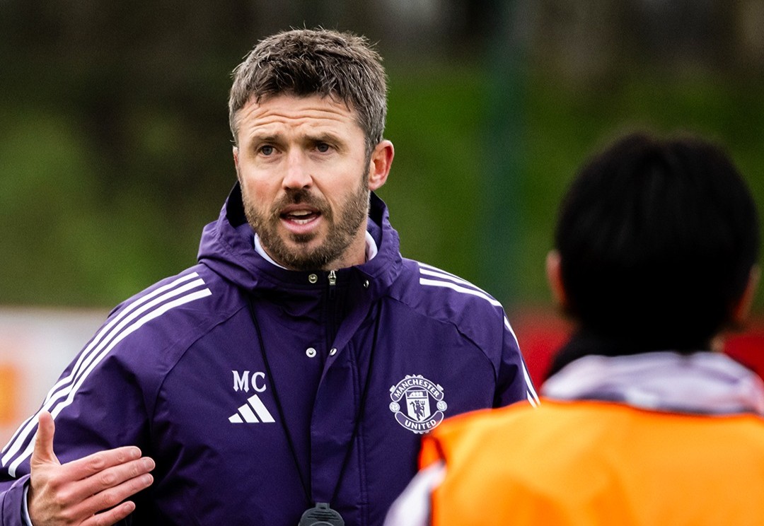 carrick:-“old-trafford”-eshte-magjik-dhe-na-ndihmoi-ne-derbi,-lojtaret-duhet-ta-kuptojne-kete