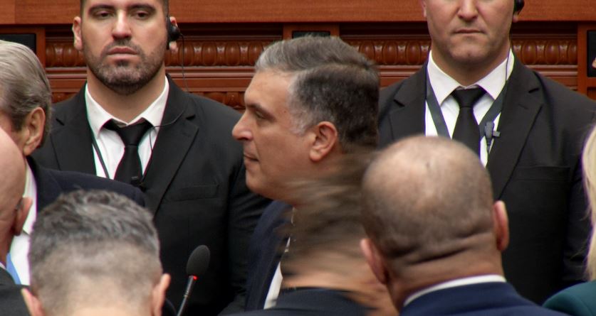 video/-“prania-e-ballukut-ketu-eshte-turp”,-tedi-blushi:-zv/kryeministren-dorezojani-drejtesise.-kjo-qe-beni-ju-eshte-provokim!