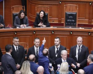 prania-e-ballukut-ne-seance-‘ndez’-kuvendin/-bardhi:-hiqjani-imunitetin,-dorezojani-drejtesise