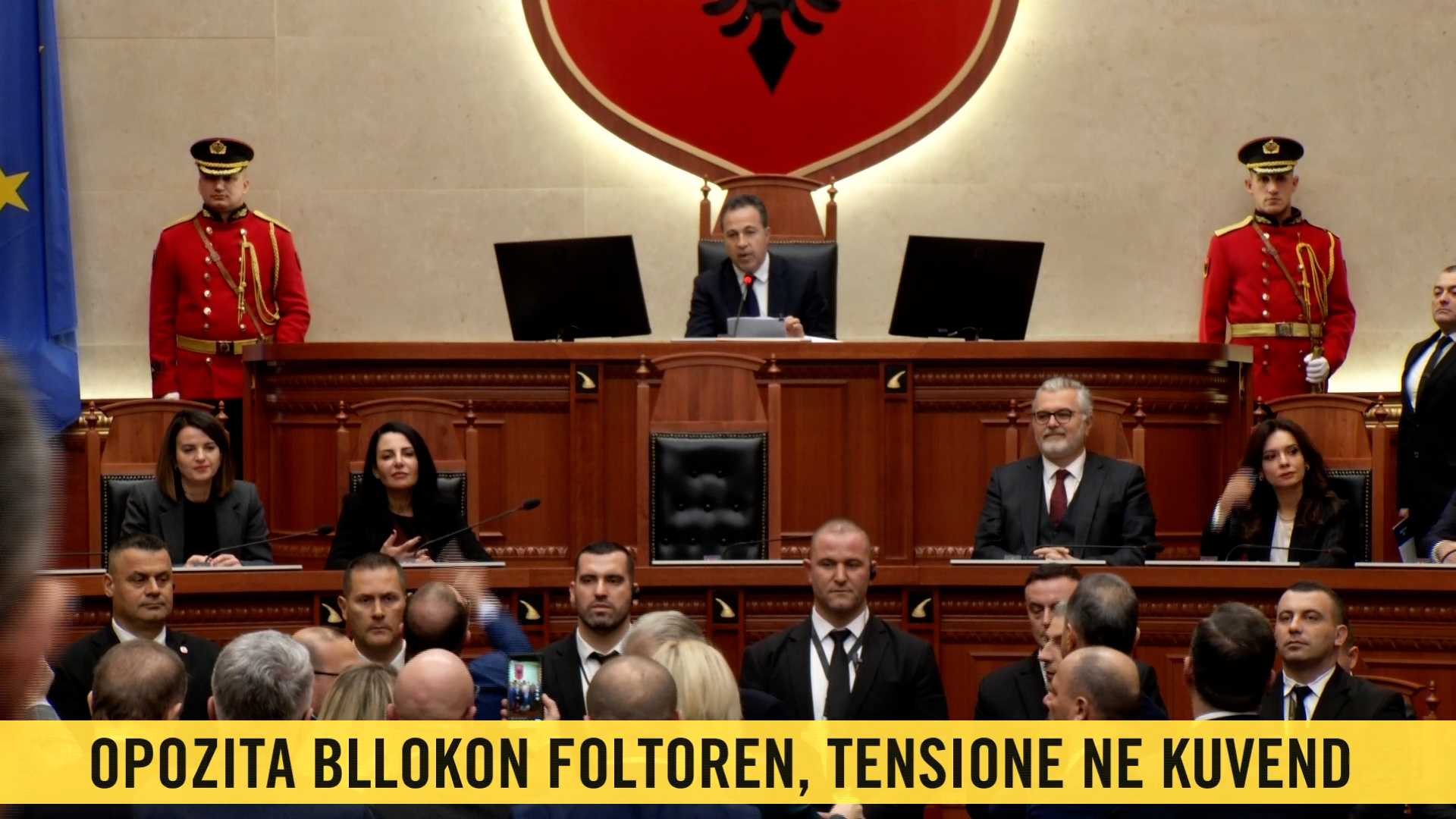 tensione-ne-kuvend/-bardhi-peleshit:-ke-shkelur-ligjin,-po-behesh-“mburoje”-e-te-korruptuares.-dorezoja-ballukun-drejtesise-(video)