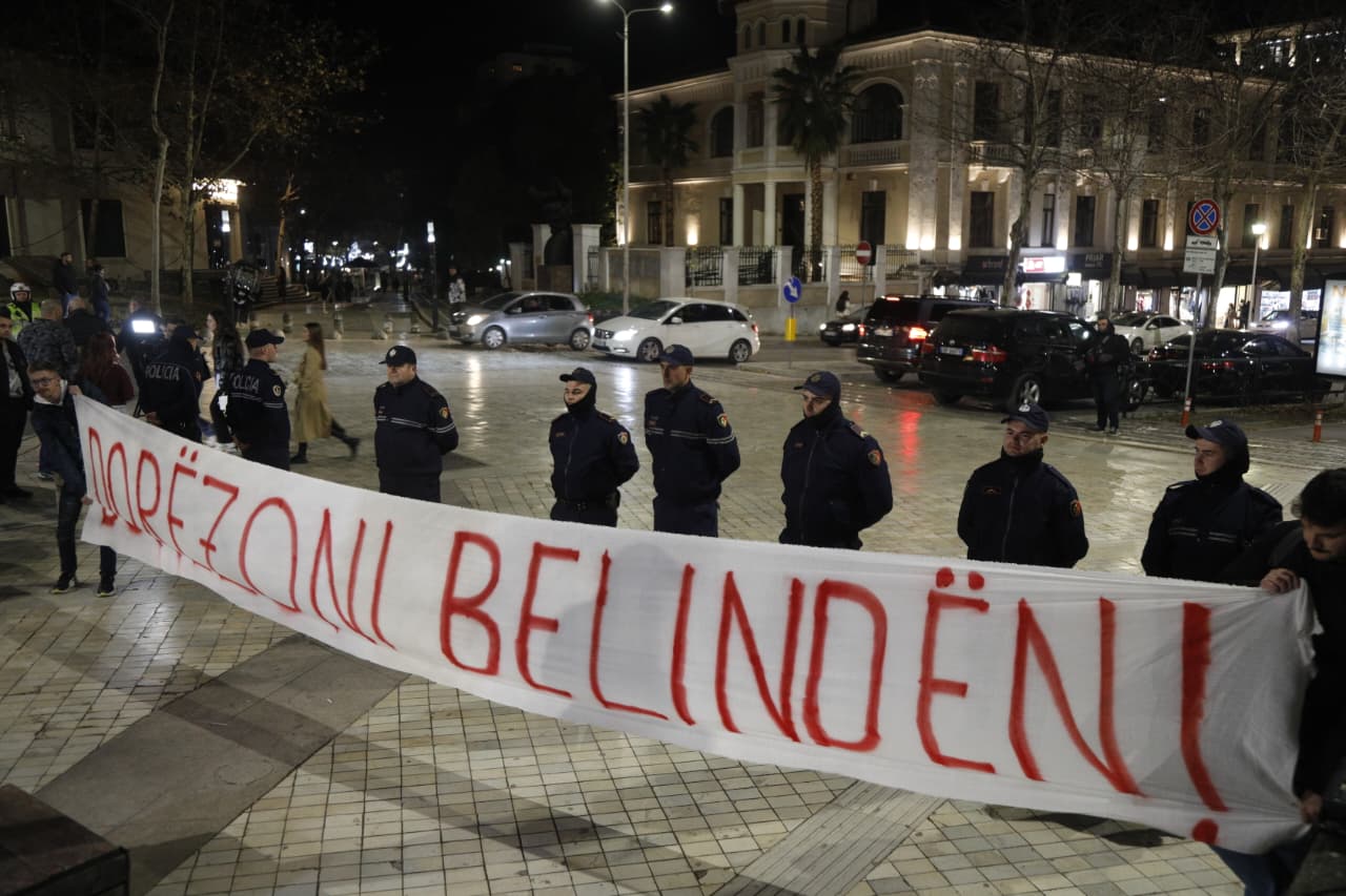 video/-“dorezoni-belinden!”,-levizja-“bashke”-proteston-para-kuvendit-kunder-varferise-dhe-hajduterise