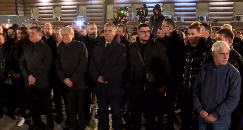live-–-nis-foltorja-e-pd-para-kryeministrise,-kryetari-i-pd,-sali-berisha-i-bashkohet-protestuesve