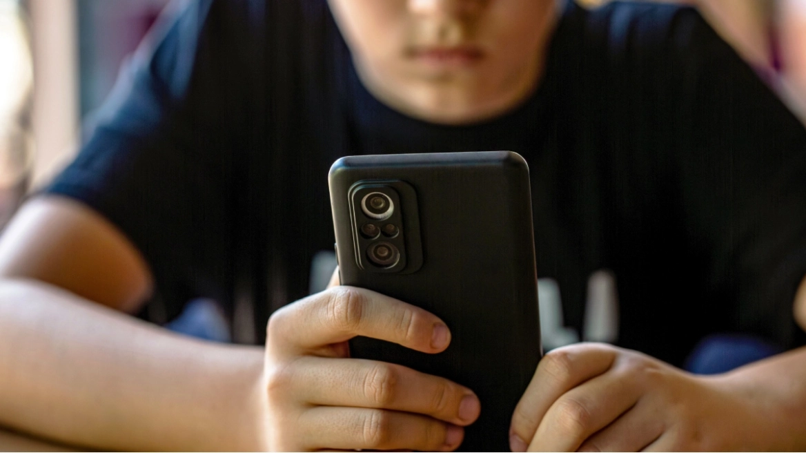 britania-ndjek-hapat-e-australise:-konsultime-per-ndalimin-e-mediave-sociale-per-femijet-nen-16-vjec