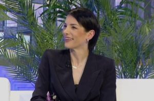 alba-cobaj-zbulon-se-nuk-ka-bere-ende-dasme-dhe-‘fajin’-e-ka-bashkeshorti!