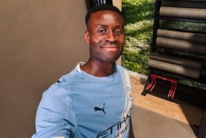 mbrojtesi-reagon-pas-kalimit-te-skuadra-e-guardiola:-tani-jam-ne-klubin-me-te-mire-ne-angli