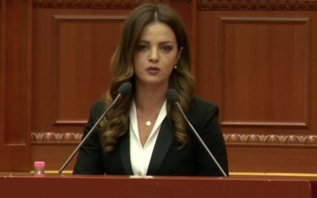 debatet-ne-byrone-e-kuvendit,-hoti:-parlamenti-eshte-kthyer-ne-mburoje-te-ergysit,-belindes-e-mirlindes!-mjafton-te-permendesh-ballukun-e-ramen-dhe-perjashtohesh