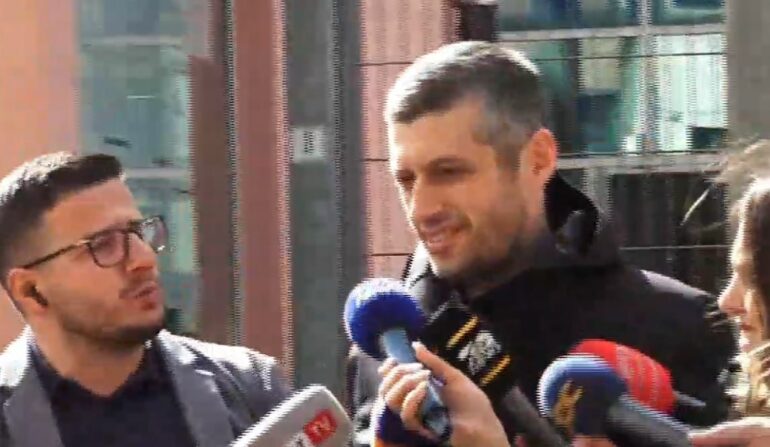 u-shkarkua-me-urdher-te-anuela-ristanit/-administrativja-kthen-ne-detyre-sekretarin-e-pergjithshem-te-bashkise-tirane,-alban-dokushi:-ishte-ne-kundershtim-me-ligjin!