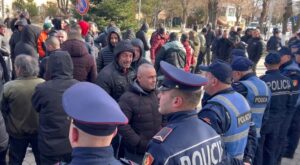 demet-nga-permbytja,-fermeret-ne-maliq-proteste-para-bashkise:-tokat-jane-totalisht-nen-uje,-ende-nuk-kemi-marre-asnje-ndihme