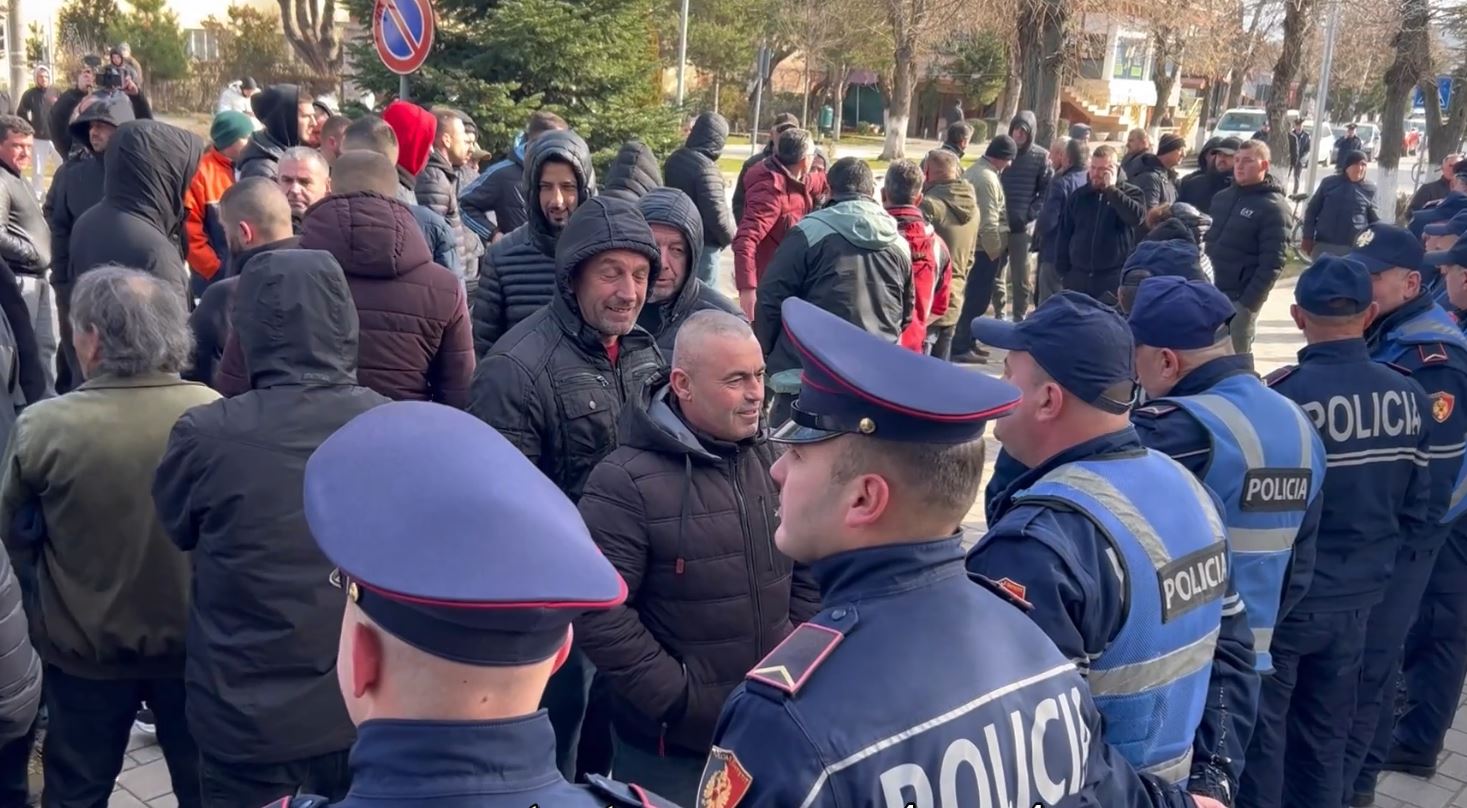 demet-nga-permbytja,-fermeret-ne-maliq-proteste-para-bashkise:-tokat-jane-totalisht-nen-uje,-ende-nuk-kemi-marre-asnje-ndihme