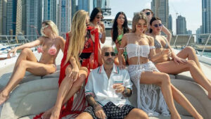 avione-private,-canta-firmato-dhe-supermakina/-jeta-vanitoze-e-femijeve-te-elites-iraniane-teksa-mijera-qytetare-masakrohen