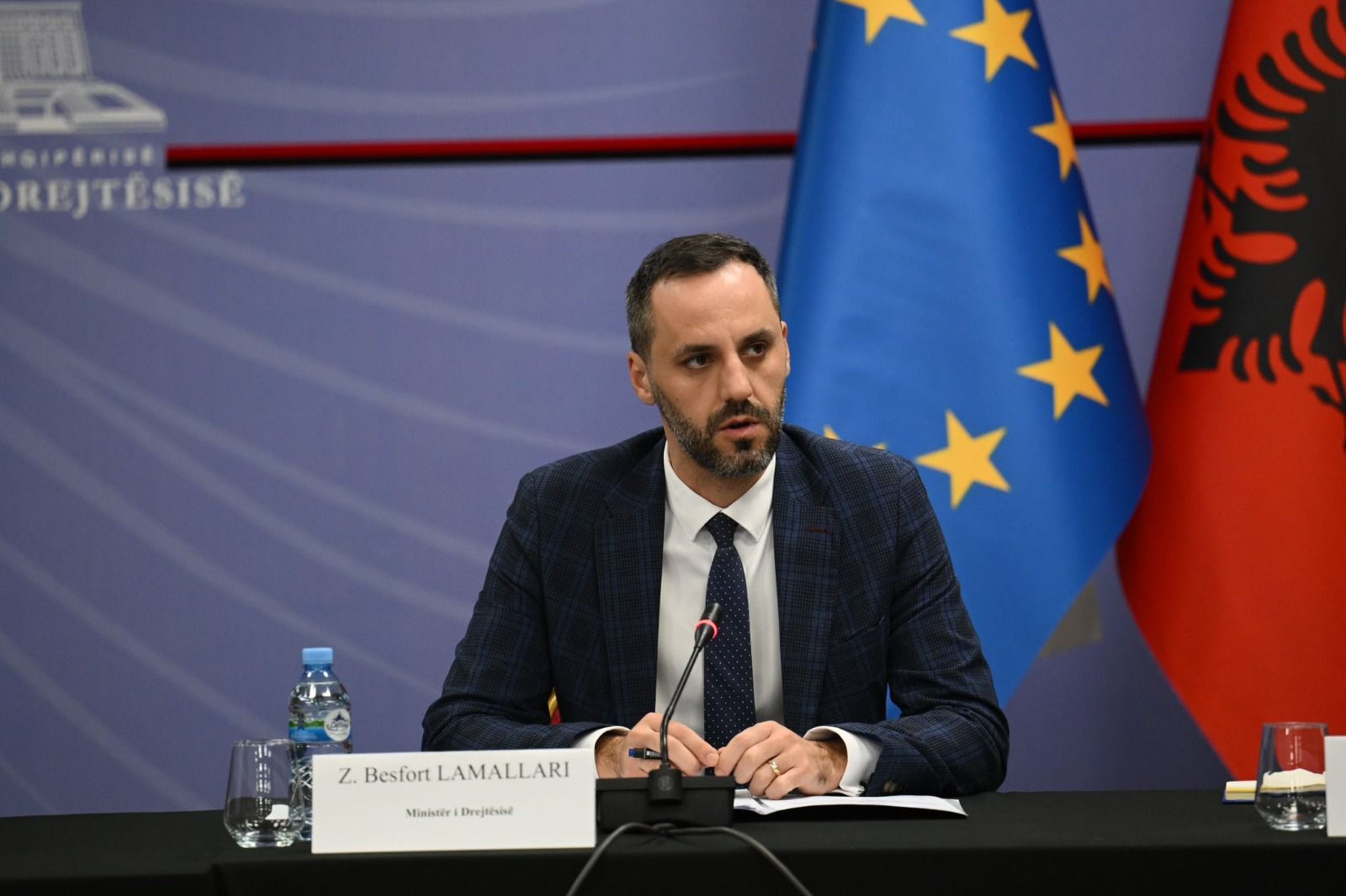 ministri-i-drejtesise-urdheron-inspektime-per-noteret,-paralajmeron-heqje-licence,-gjoba-dhe-verejtje-me-paralajmerim