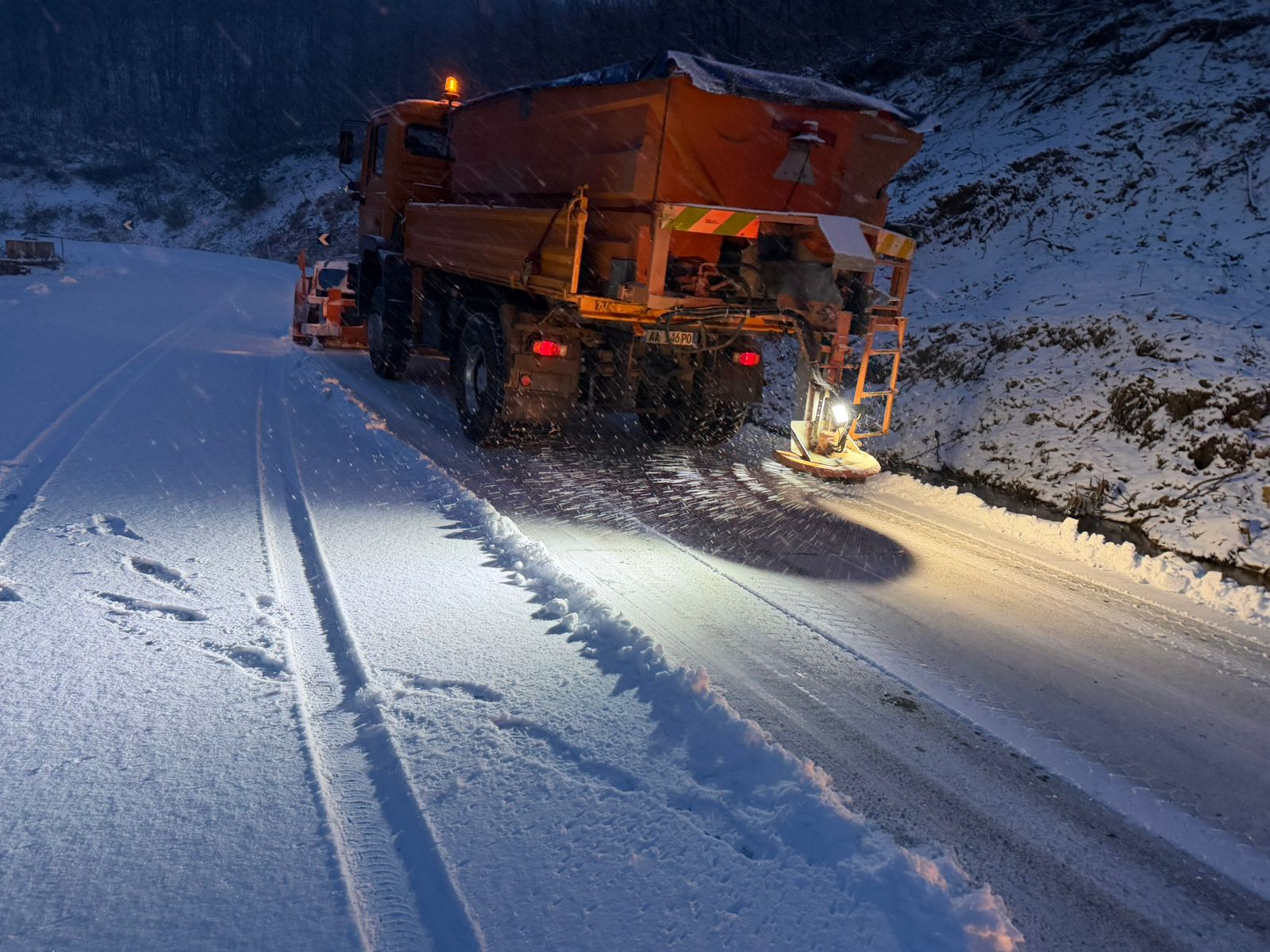 rinisin-reshjet-e-bores-ne-qarkun-e-kukesit/-pa-energji-disa-fshatra,-si-paraqitet-situata-me-rruget