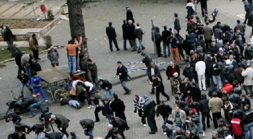 “gjaku-nuk-duhet-te-behet-uje,-duhet-te-behet-drejtesi!”/-sot-15-vite-nga-“21-janari”,-erion-brace:-ende-asnje-fajtor-per-pushkatimet-e-shtetit