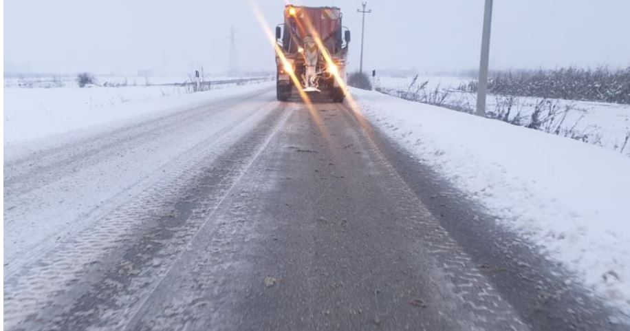 reshjet-e-bores/-probleme-me-qarkullimin-e-mjeteve-ne-disa-akse,-policia-thirrje-shofereve:-pajisuni-me-zinxhire-dhe-goma-dimerore