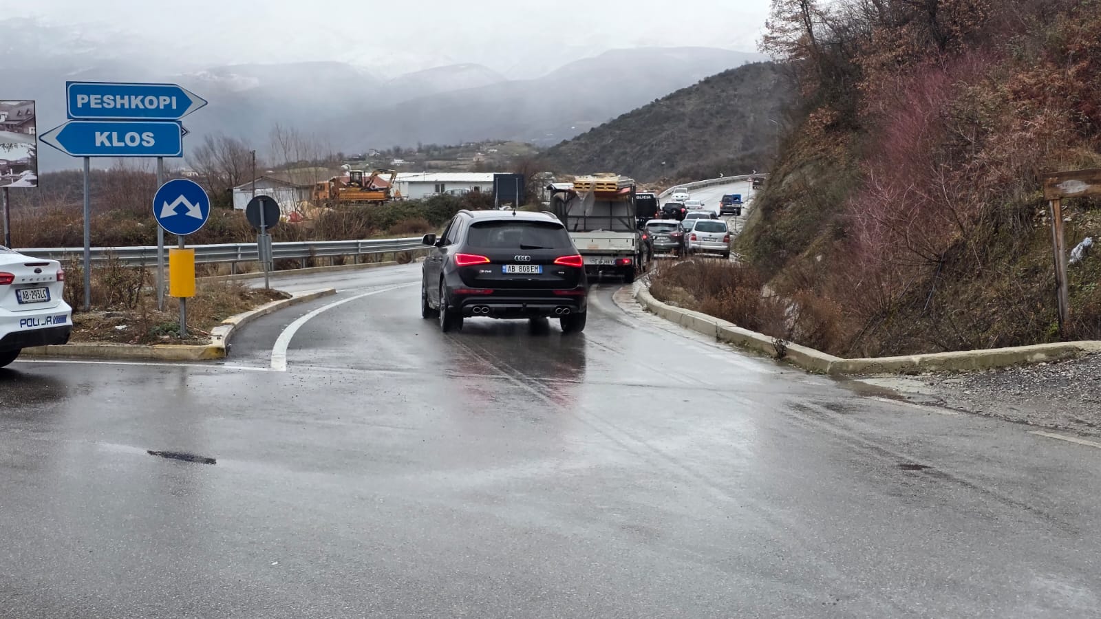 moti-i-keq/-bora-bllokon-rrugen-e-arbrit,-qindra-automjete-mbeten-te-bllokuara