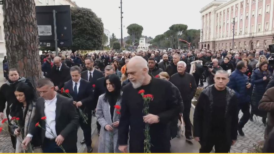 homazhe-per-“21-janarin”/-rama-ne-bulevard-me-familjaret-e-viktimave,-lule-ne-vendin-ku-u-vrane-4-protestuesit