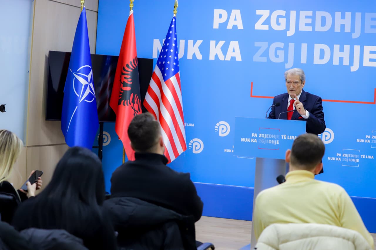 “nuk-blindoj-dyer,-blind-isha-vete”,-berisha-rikujton-21-janarin:-u-rrethova-ne-zyre,-nuk-kisha-pse-te-largohesha!-s’jam-frikacak!