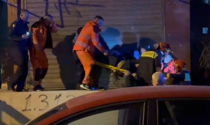 u-rrezua-nga-kati-i-6-i-pallatit-dhe-mbeti-i-varur-jashte-nderteses,-55-vjecari-shpetohet-nga-zjarrfikesit