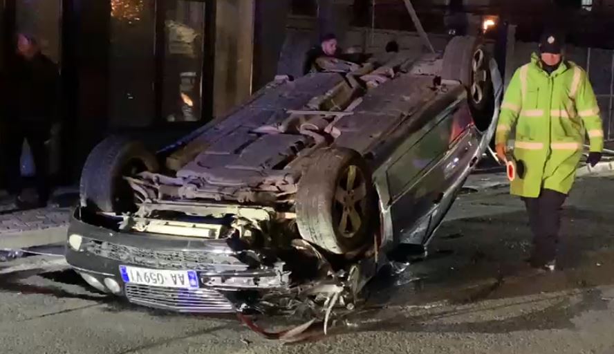video/-aksident-ne-aksin-lezhe–ishull-lezhe,-benzi-perplaset-me-shtyllen-e-ndricimit-dhe-permbyset-ne-rruge,-plagoset-drejtuesi