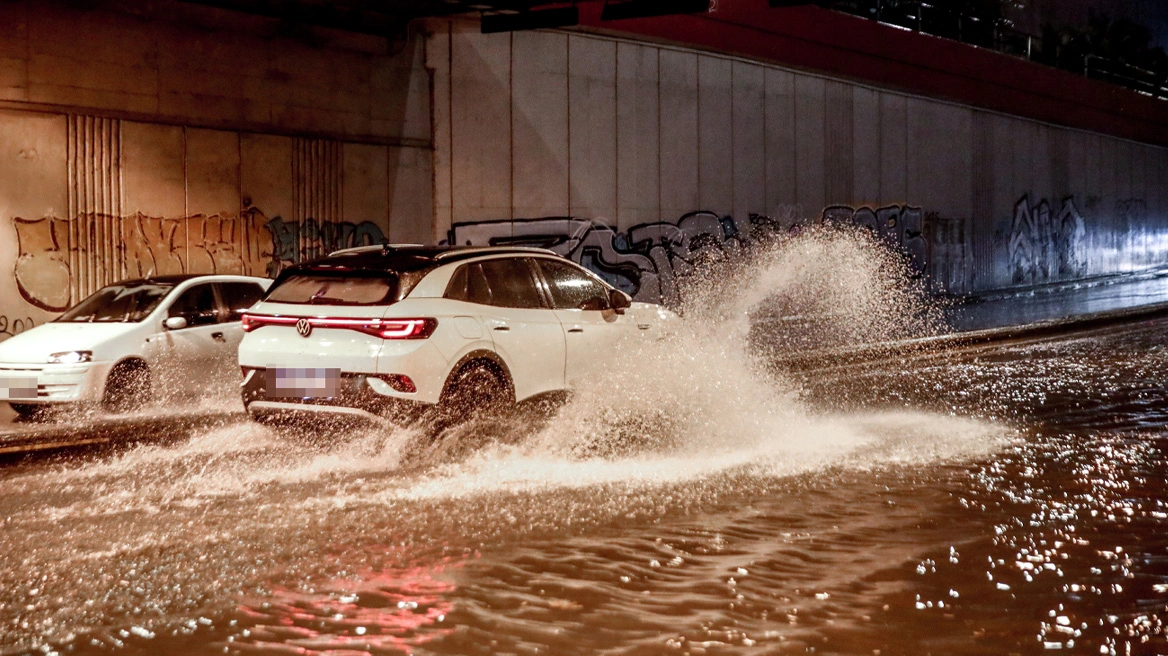 moti-i-keq-godet-greqine/-rruget-kthehen-ne-lumenj,-rrjedha-e-ujit-merr-para-makinat.-nderprerje-te-energjise-elektrike-ne-disa-zona-(video)