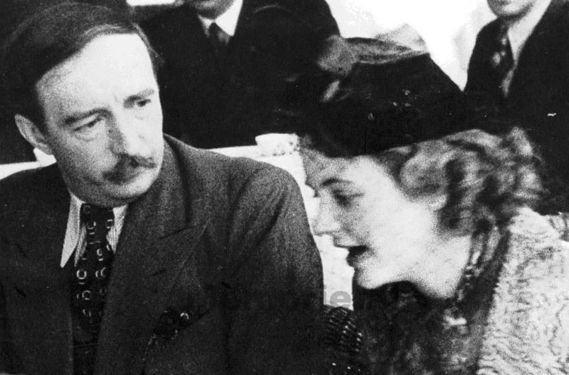 “julian-amery-ne-kujtimet-e-tij-ka-shkruar;-kur-mbreterit-e-tjere-te-merguar-nuk-u-ndaheshin-klubeve-te-nates-ne-londer,-zogu-rralle-dilte-ne-publik,-pasi…”/-historia-e-panjohur-e-mbretit-zog-ne-angli