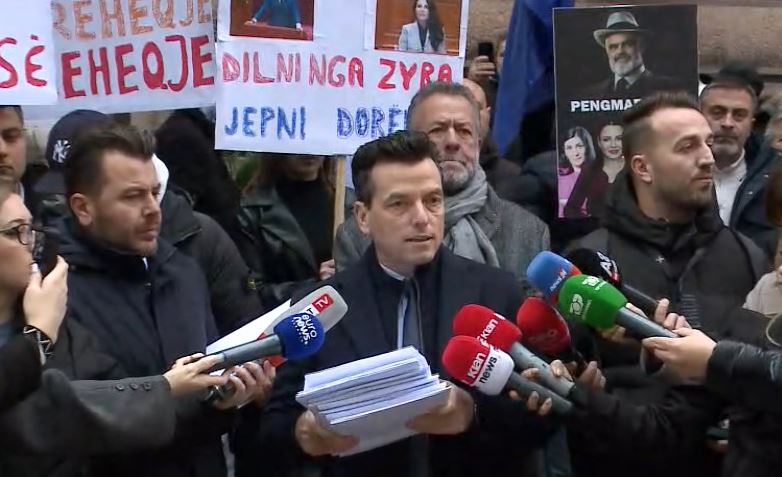 pezullimi-i-ballukut-sot-ne-gjk,-partia-mundesia-proteste,-shehaj-dorezon-20-mije-firma-ne-kushtetuese:-te-tregojme-se-shqiptaret-duan-t’i-jepet-fund-pandeshkueshmerise