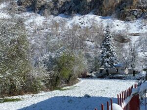 temperaturat-deri-ne-8-grade-celcius,-si-paraqitet-situata-ne-qarkun-elbasan-pas-reshjeve-te-debores