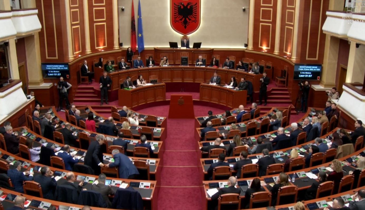 miratohet-procedura-e-pershpejtuar-per-“bordin-e-paqes”,-peleshi-shtyn-seancen:-te-mblidhet-komisioni-per-punet-e-jashtme!