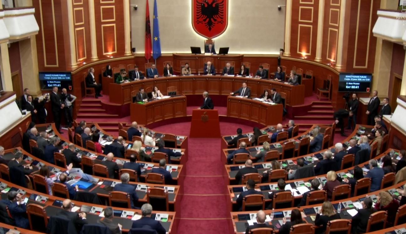 “kjo-i-thoshte-skenderbeu,-por-e-ktheu-ne-skender-buci”,-berisha-“nuk-permbahet”-ne-kuvend:-u-be-interesant-me-macronin-ky-palloshi-i-belindes!-rama:-ik-se-ke-pire-shume