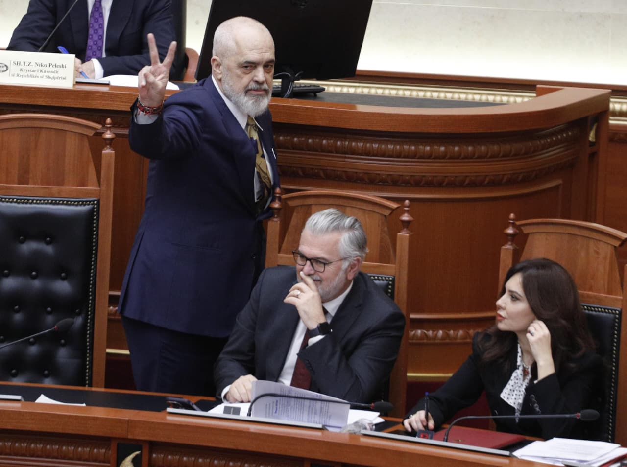 fotolajm/-rama-largohet-nga-kuvendi,-ironizon-opoziten-me-dy-gishtat-lart