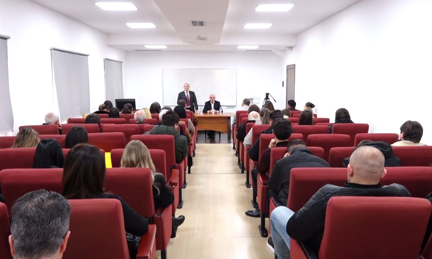 “luarasi”,-leksion-te-hapur-me-ish-politikanin-namik-dokle:-akademia-te-jete-ne-kontakt-me-shoqerine,-arsimi-dhe-shifrat-jane-kyce-per-drejtimin-e-saj