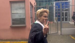 videolajm/-kryemadhi-ne-gjkko,-pershendet-me-dy-gishta,-batuta-dhe-ironi:-drejtesi-me-regji!