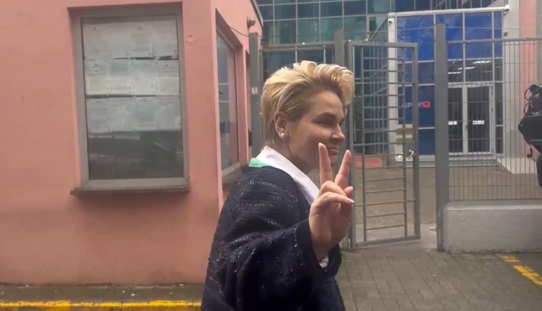 videolajm/-kryemadhi-ne-gjkko,-pershendet-me-dy-gishta,-batuta-dhe-ironi:-drejtesi-me-regji!