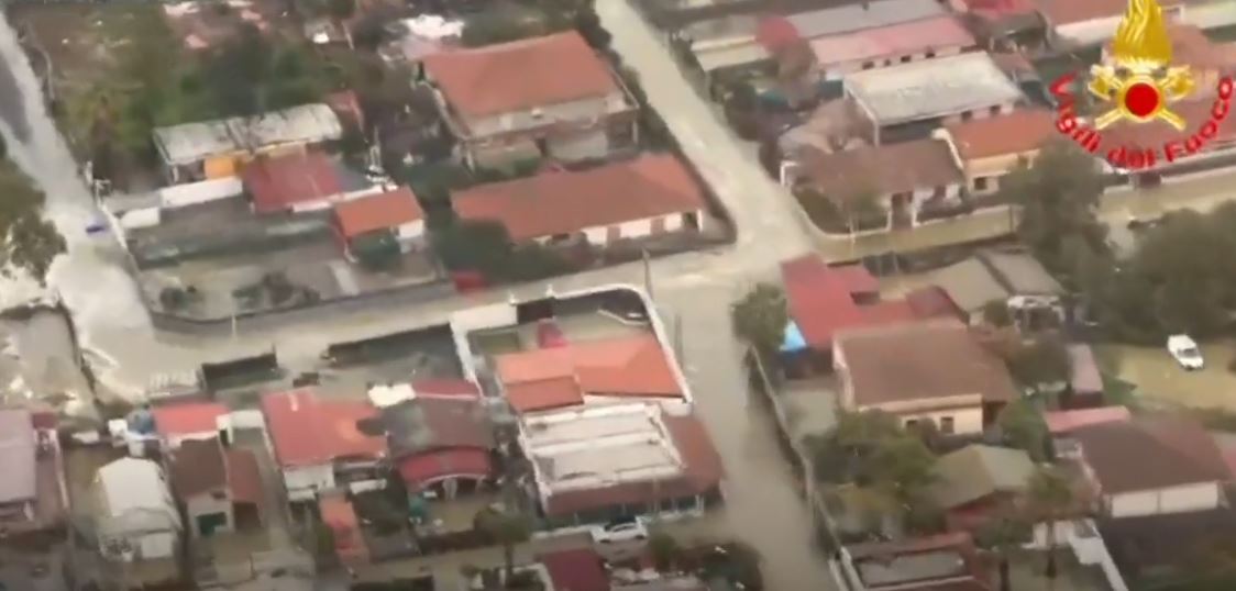 cikloni-“harry”-goditi-italiane/-shkaterrimet-me-te-medha-preken-siciline,-kalabrine-e-sardenjen,-demet-ne-sicili-arrijne-mbi-1-mld-euro