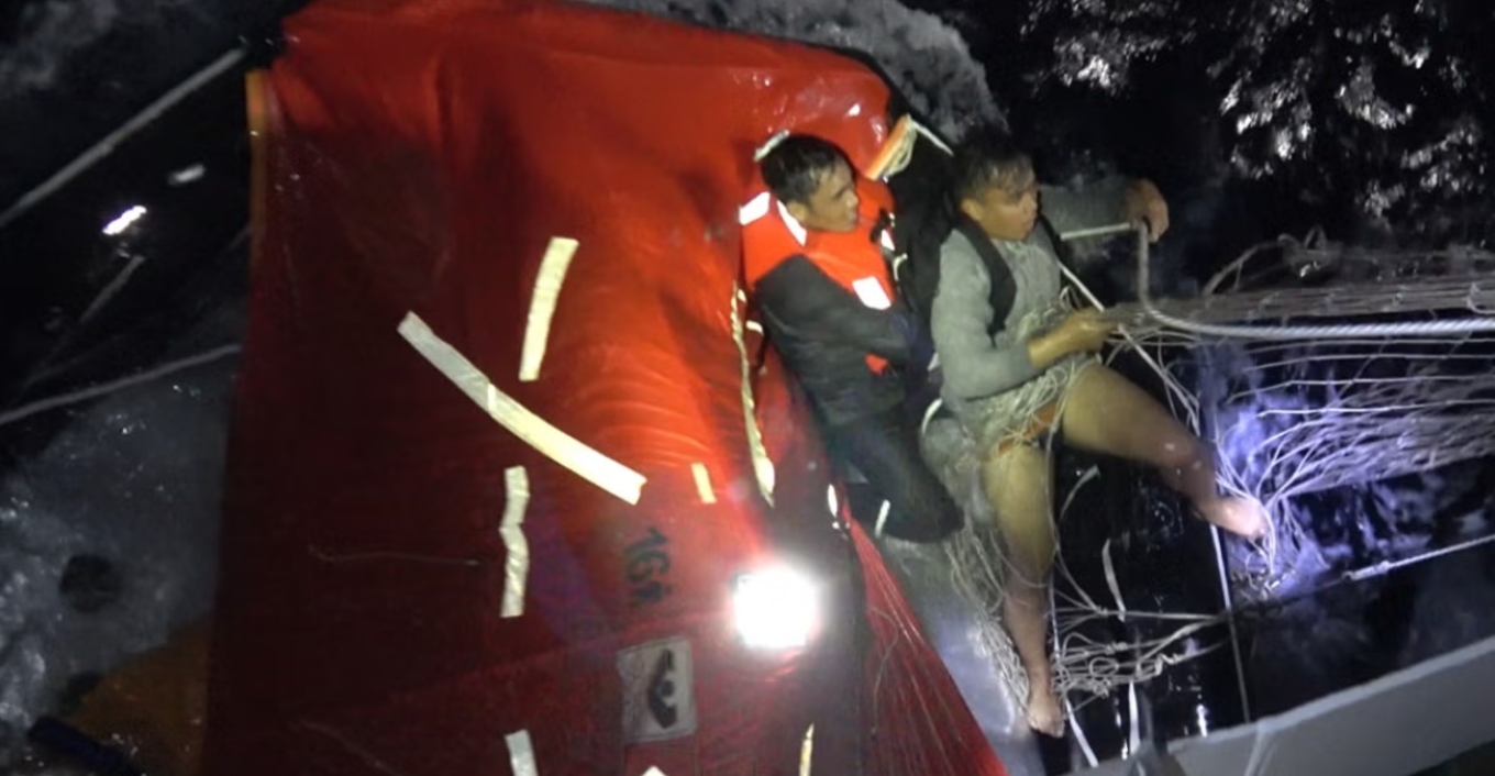 anija-e-mallrave-mbytet-ne-detin-e-kines-jugore,-dy-anetare-te-ekuipazhit-humbin-jeten