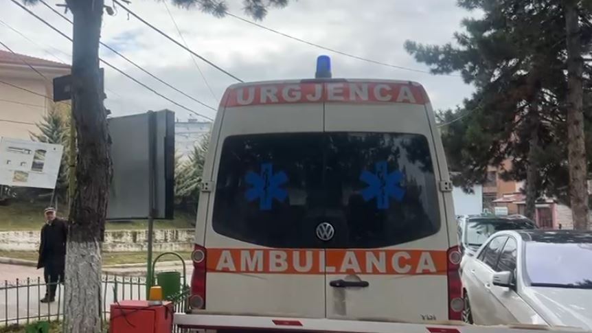 aksident-ne-rrugen-e-arbrit/-makina-perplaset-me-murin-mbrojtes,-plagoset-45-vjecarja