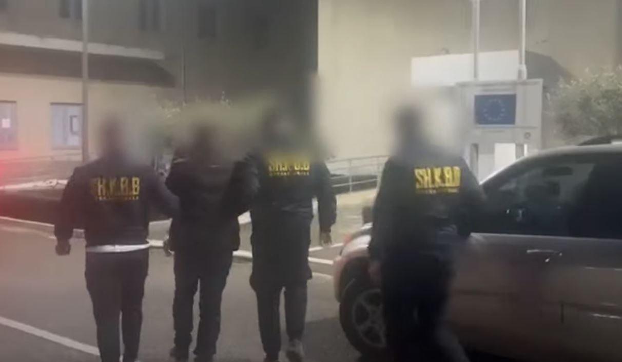 operacion-i-shkbb-ne-ievp-elbasan/-zbulohet-skema-e-futjes-se-droges-ne-burg!-ne-pranga-tre-persona,-mes-tyre-nje-polic