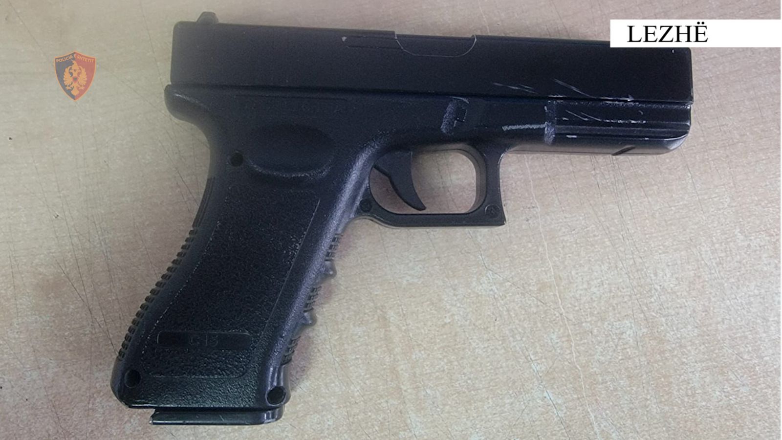 zbardhen-dy-vjedhje-kukes-dhe-lezhe/-shpallen-ne-kerkim-dy-te-rinjte,-kercenuan-punonjesit-me-pistolete-loder